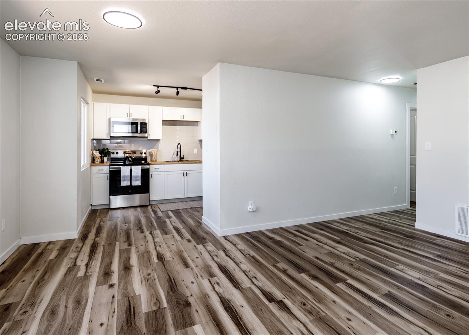 Listing photo 5 for 2906 Winnipeg Street