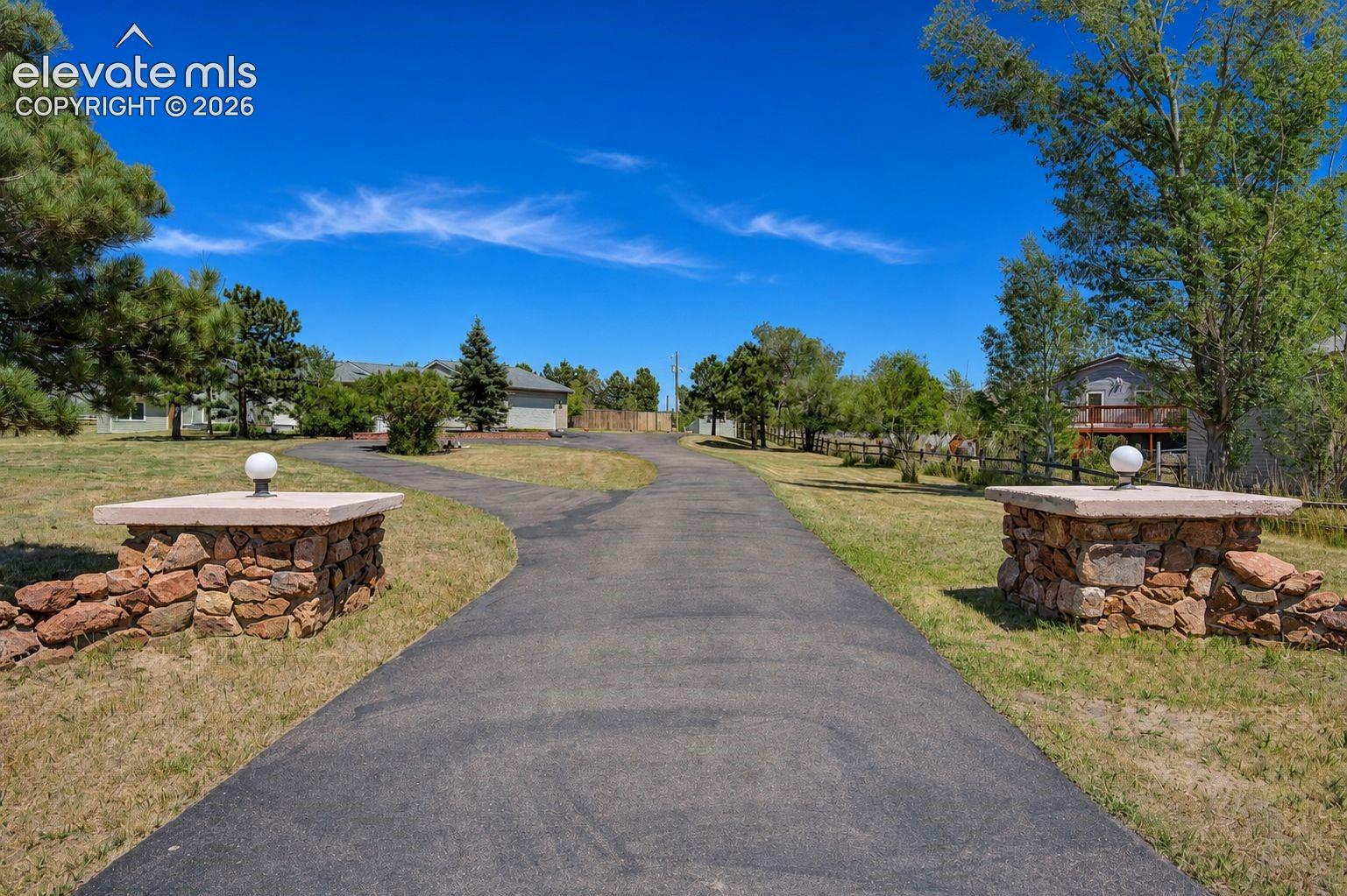 Listing photo 4 for 19155 Spring Valley Road