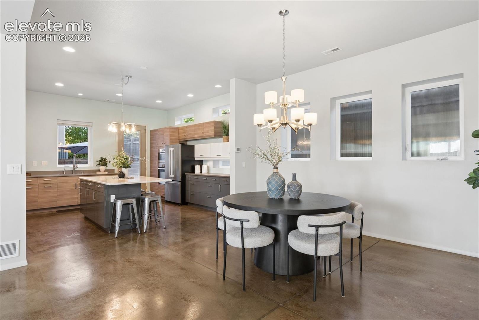 Listing photo 17 for 815 W Jefferson Street