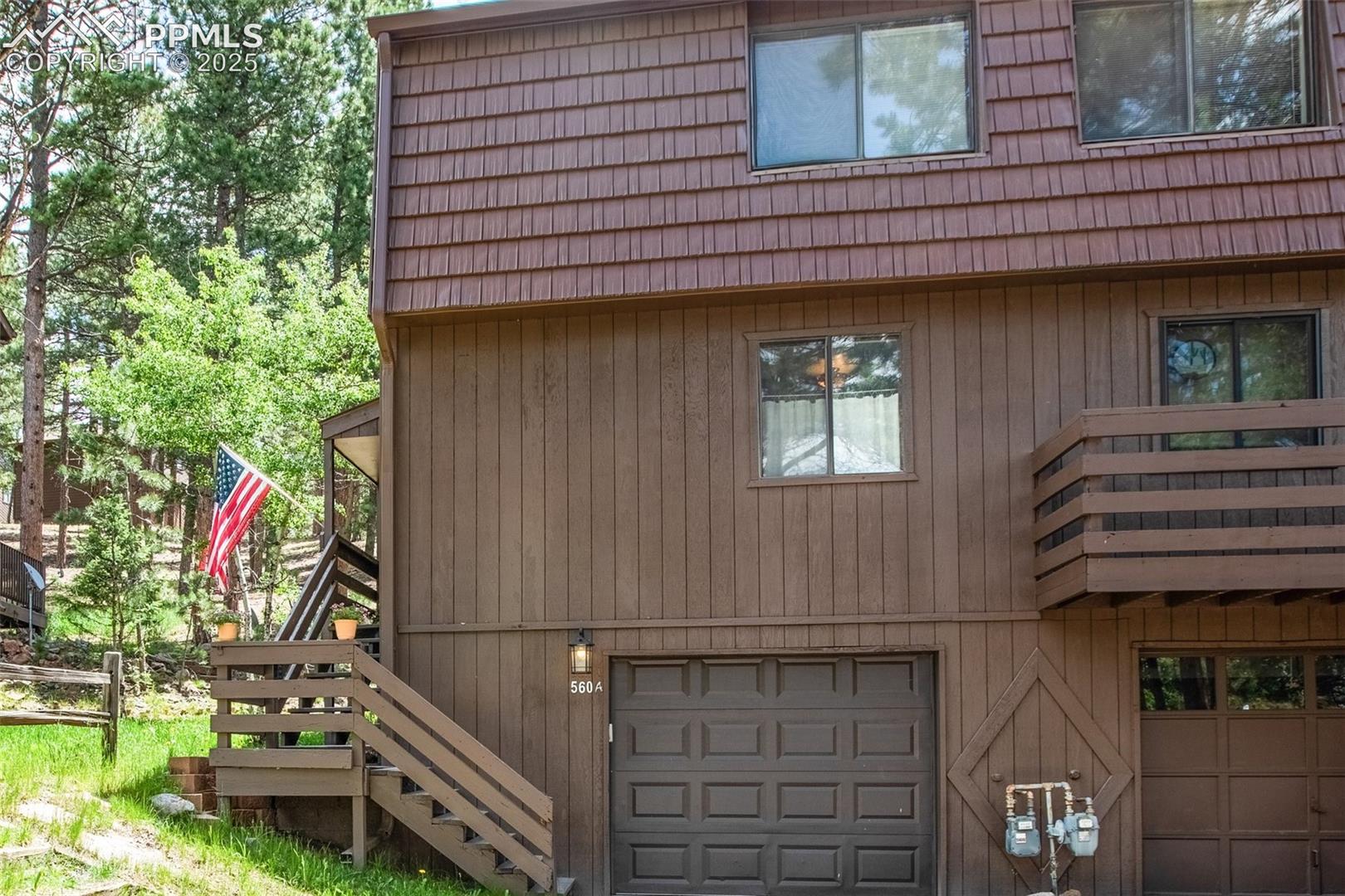 Listing photo 2 for 560 Manor Court A
