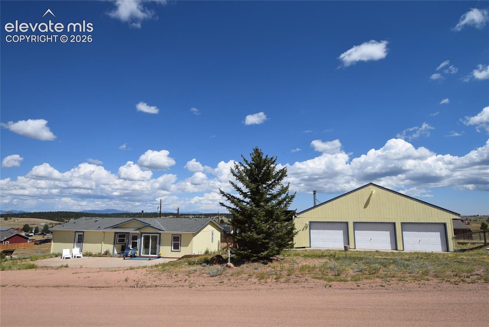 Listing photo 2 for 877 Maid Marian Drive