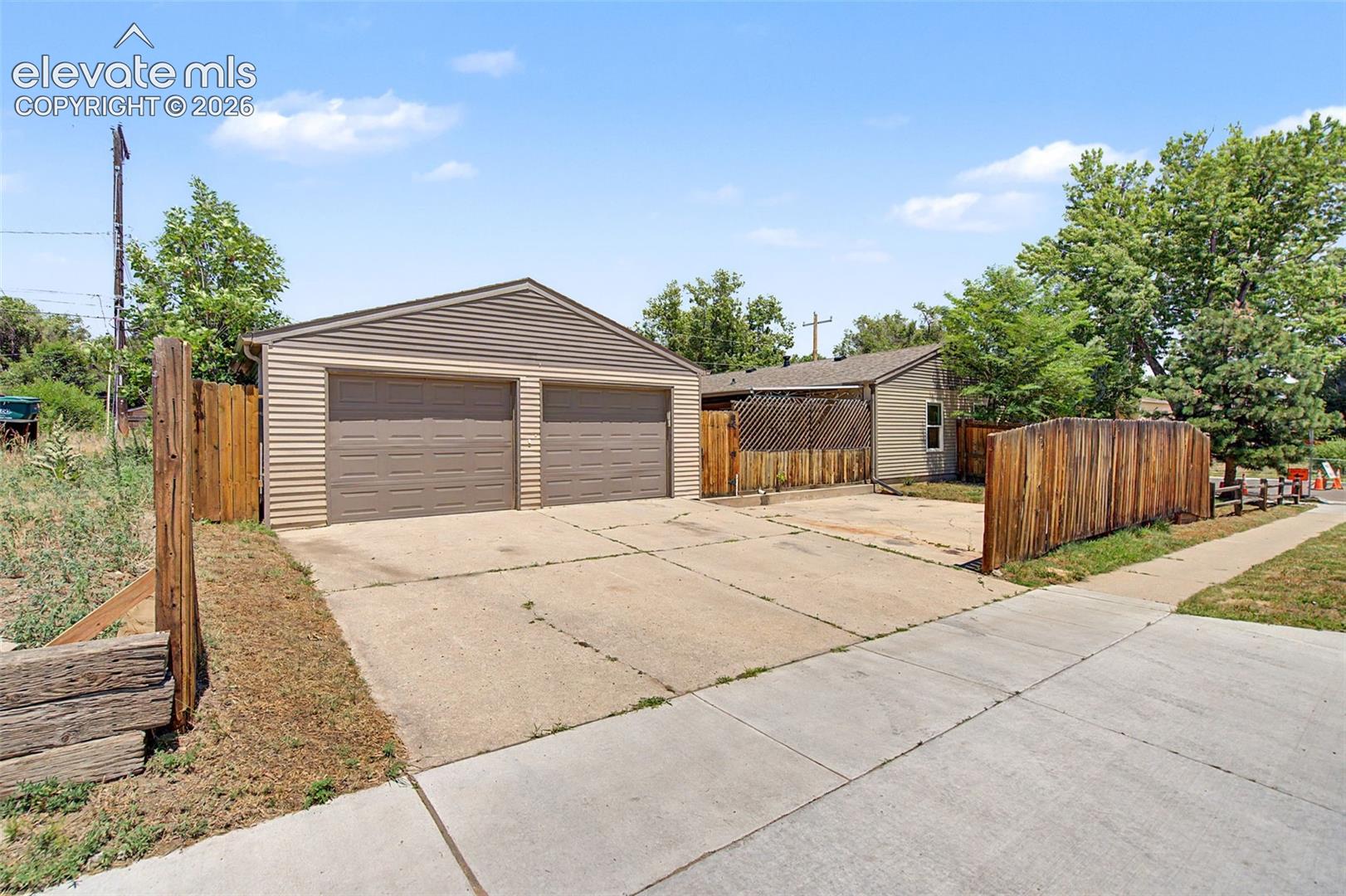 Listing photo 4 for 2 Arlen Street