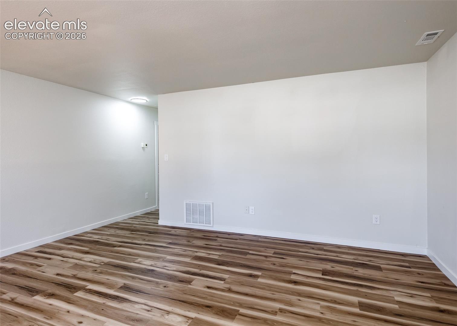 Listing photo 4 for 2906 Winnipeg Street