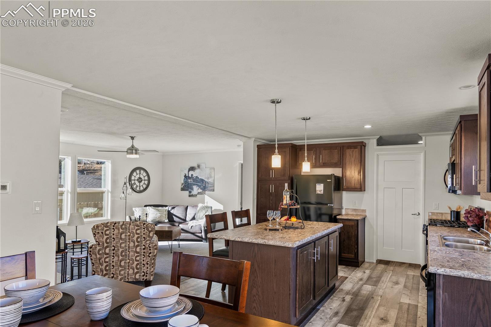 Listing photo 10 for 525 Carr Avenue