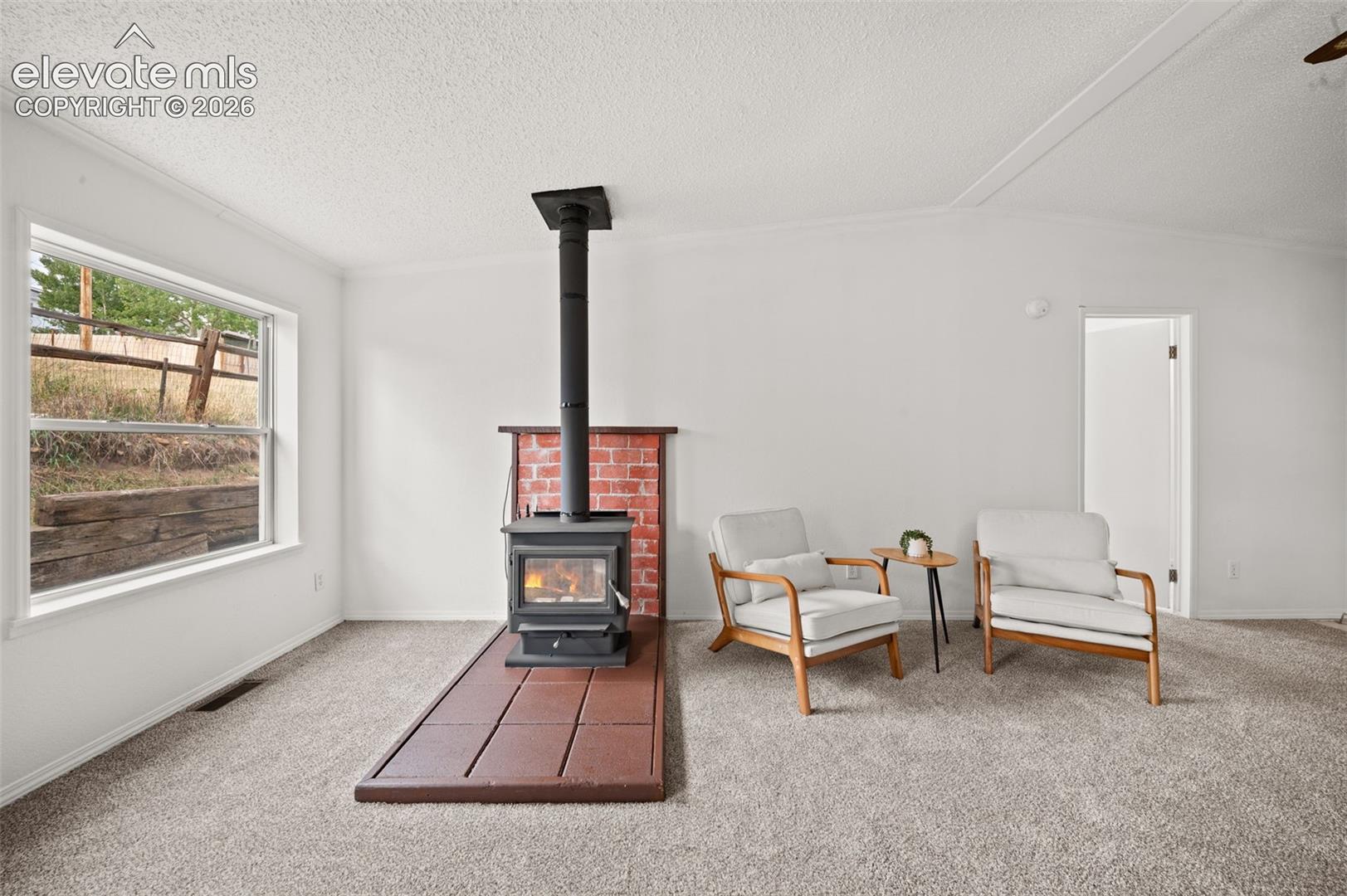 Listing photo 11 for 413 W Eaton Avenue