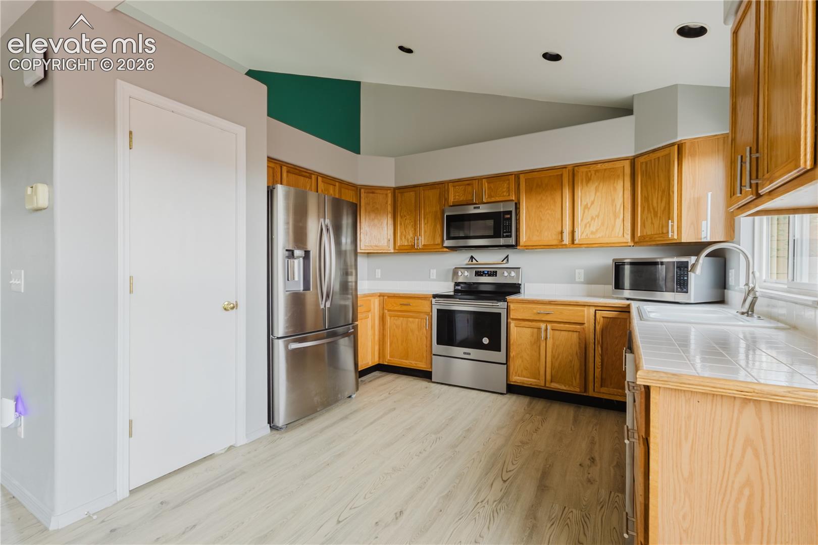 Listing photo 8 for 8156 Oliver Road