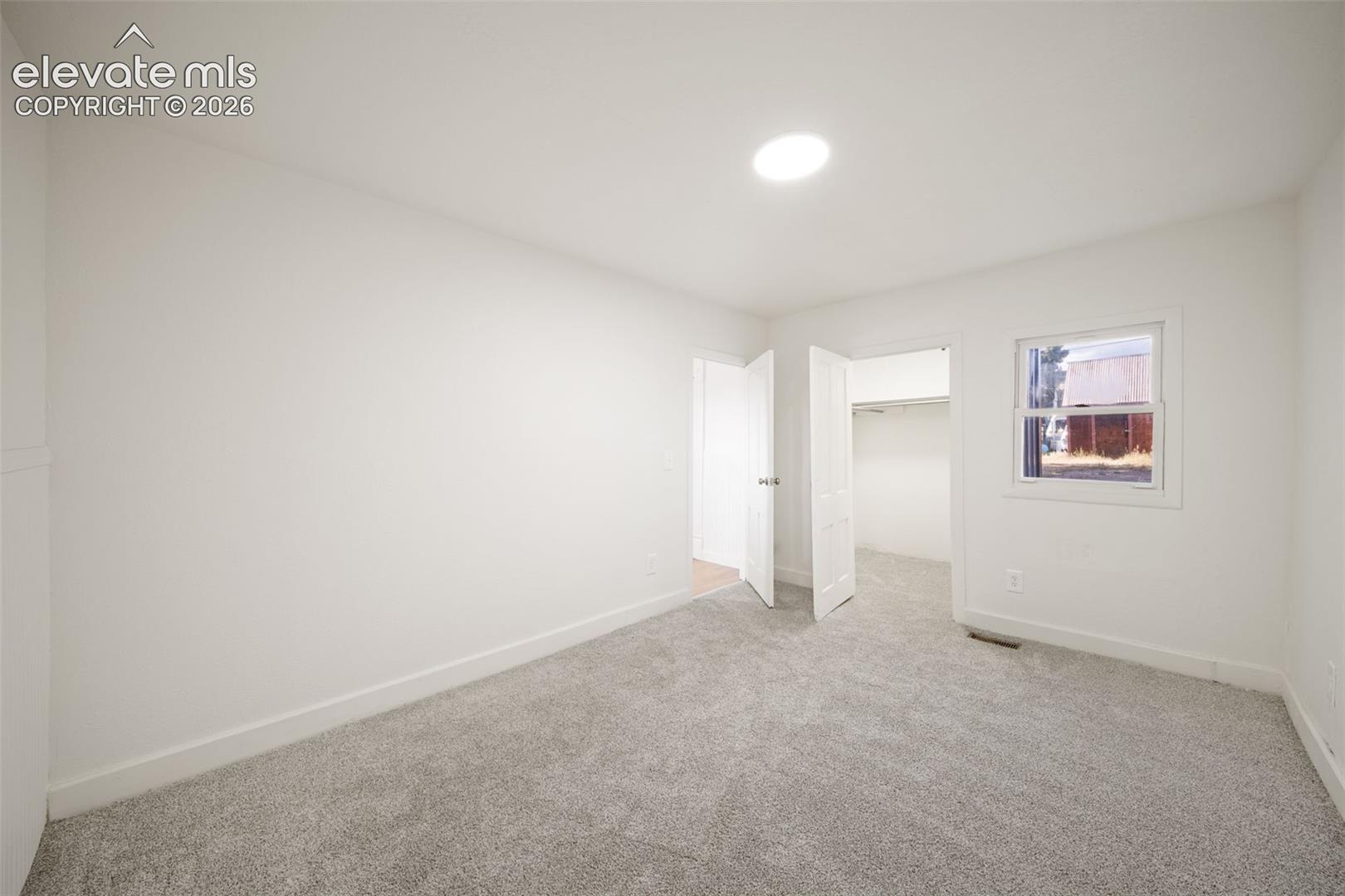 Listing photo 10 for 405 E Eaton Avenue
