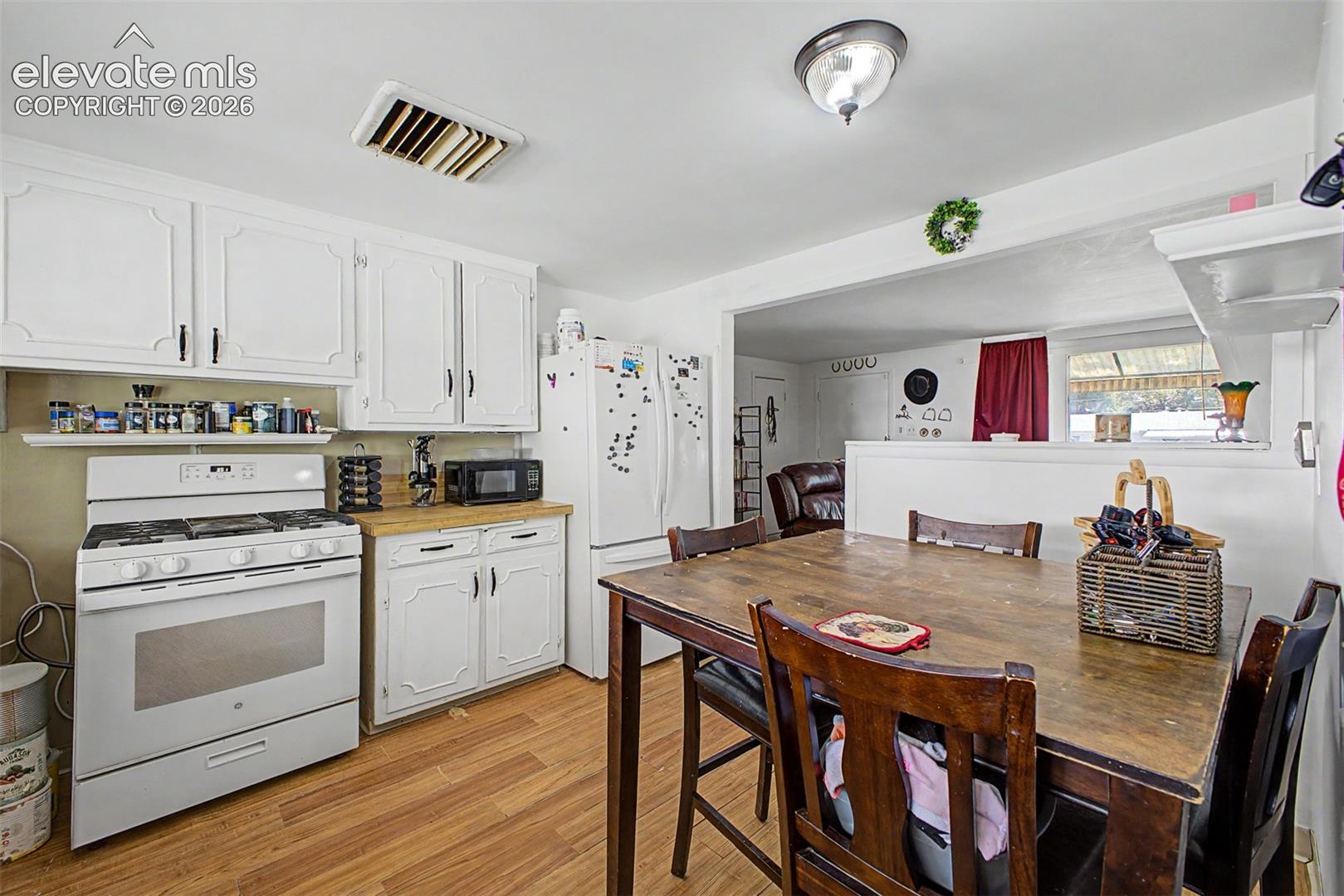 Listing photo 11 for 1606 Iroquois Road