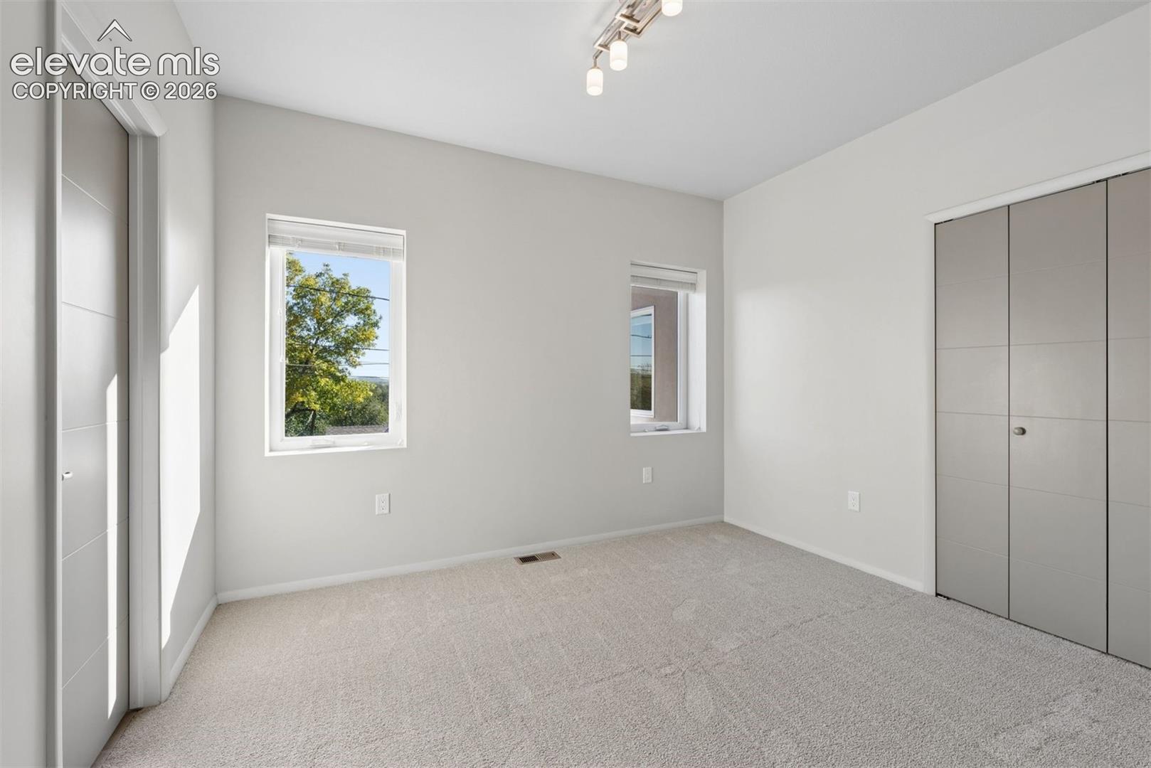 Listing photo 37 for 815 W Jefferson Street