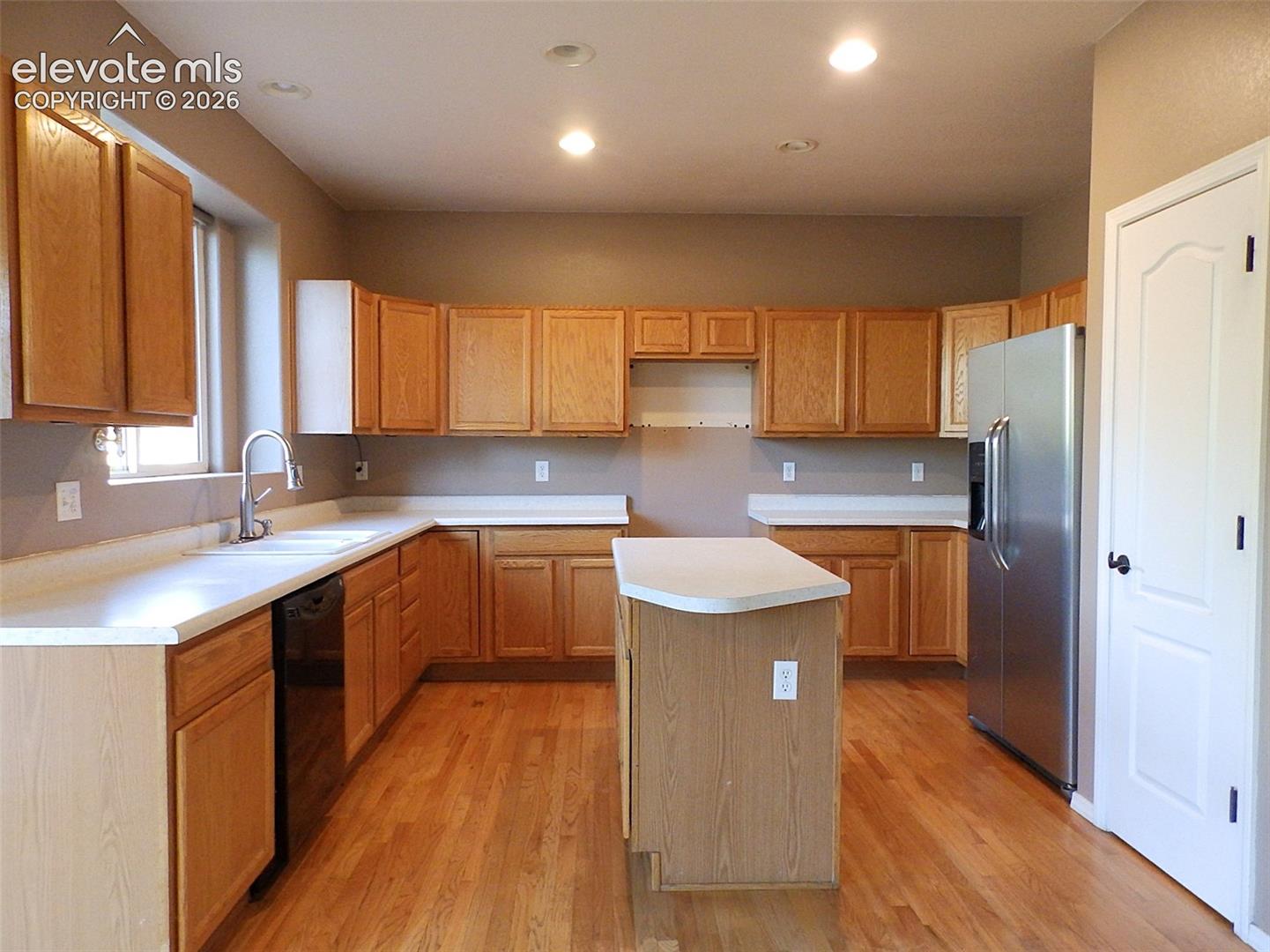 Listing photo 4 for 803 Ridgebury Place