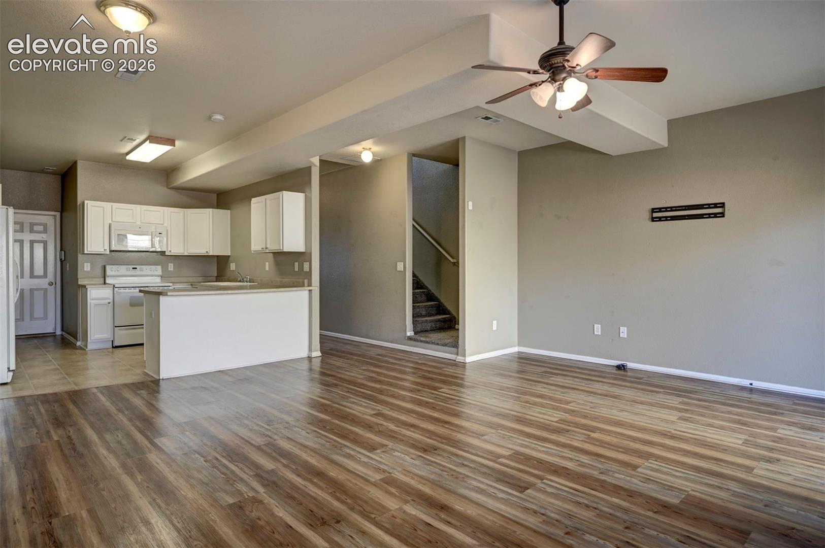 Listing photo 5 for 863 Red Thistle View