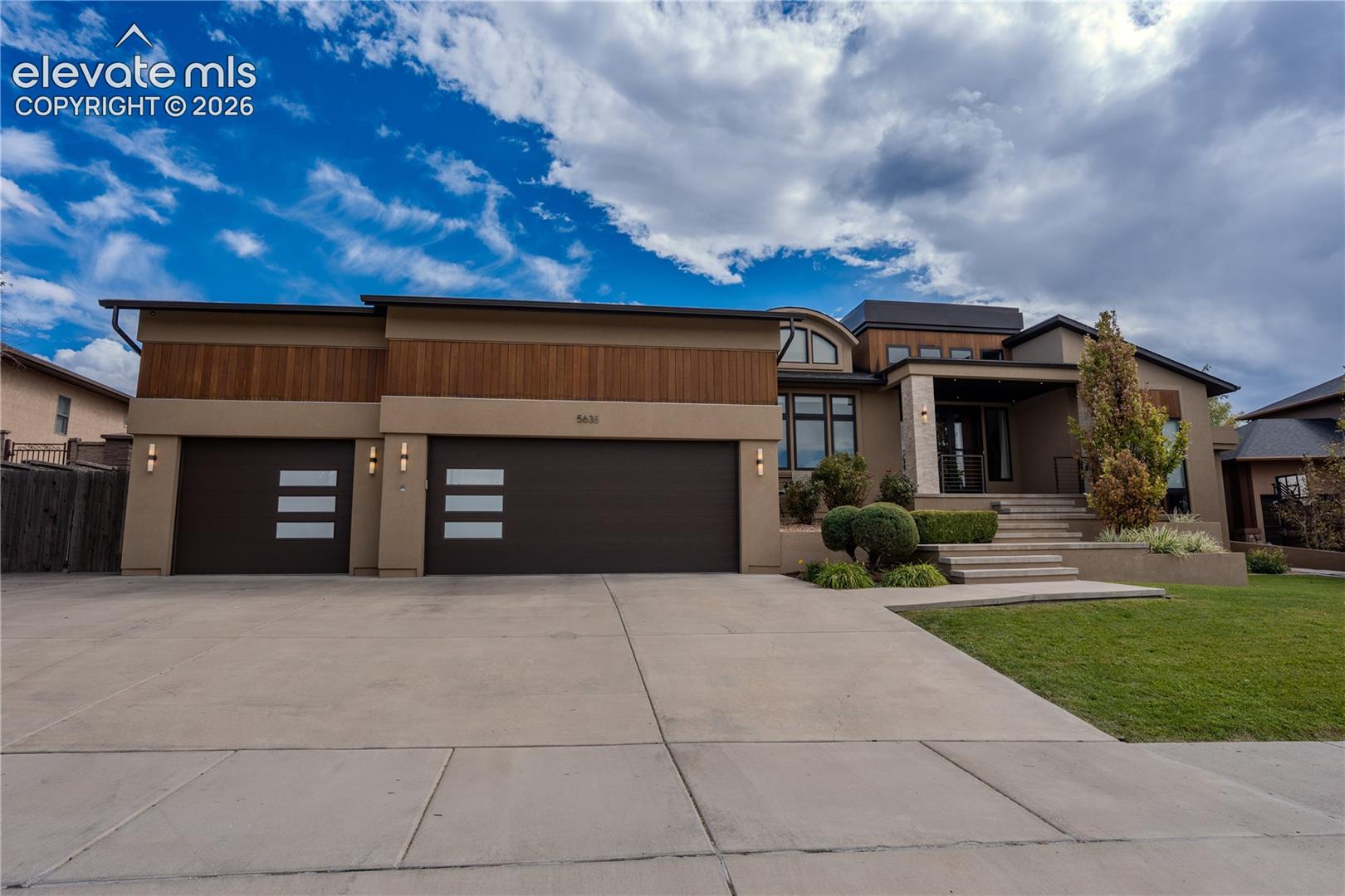 Listing photo 2 for 5638 Venezia Way