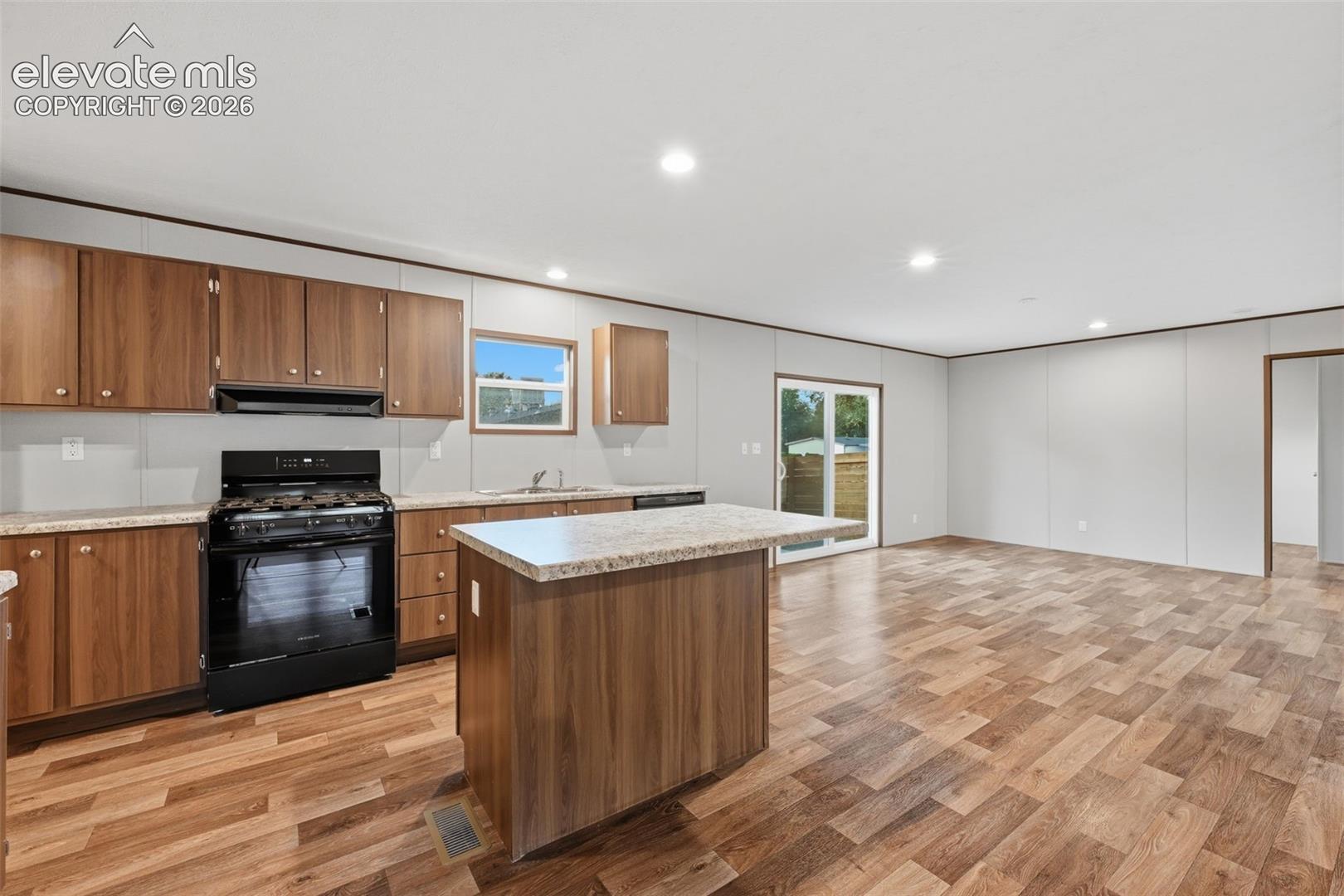 Listing photo 12 for 281 E Stewart Drive