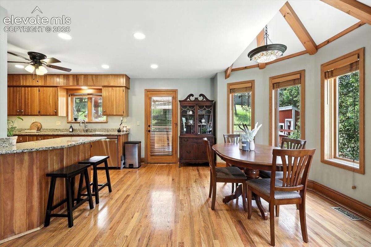 Listing photo 8 for 1975 Valley View Drive