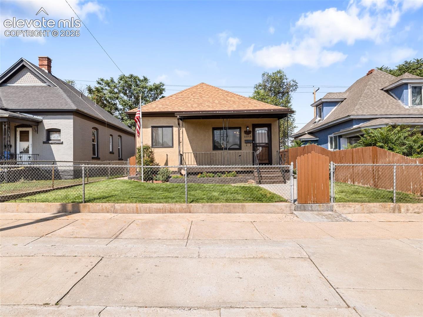 Listing photo 2 for 2213 E Evans Avenue