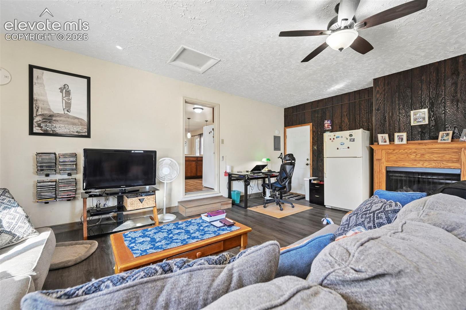 Listing photo 3 for 2041 Vinewood Lane