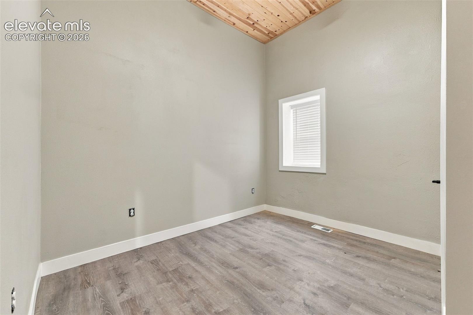 Listing photo 11 for 412 E St Vrain Street