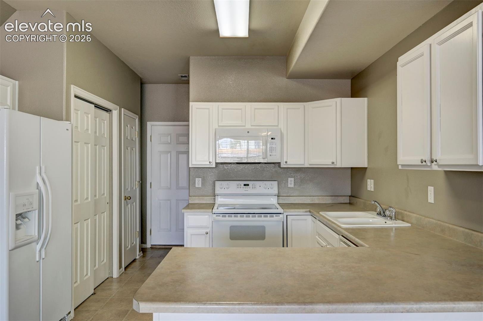 Listing photo 7 for 863 Red Thistle View