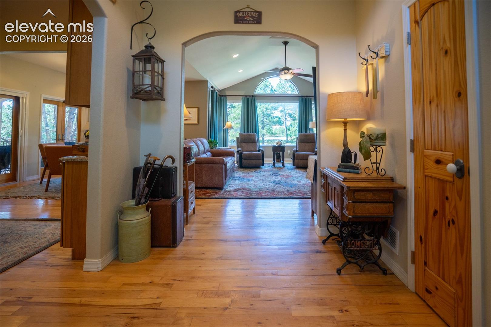 Listing photo 5 for 11148 Shaugnessy Road