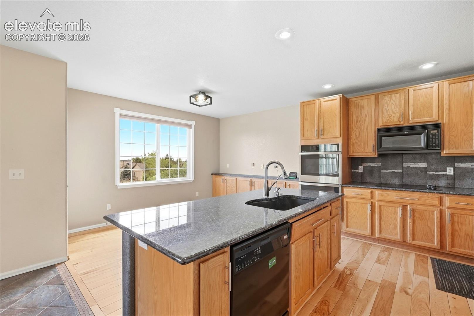 Listing photo 14 for 8931 Oakmont Road