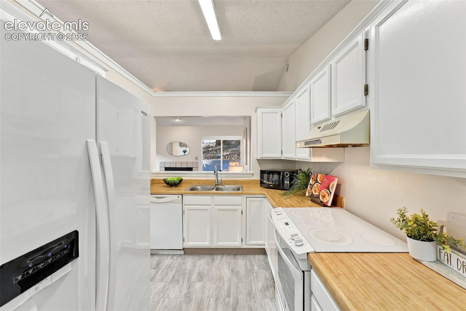 Listing photo 16 for 6430 Lonsdale Drive