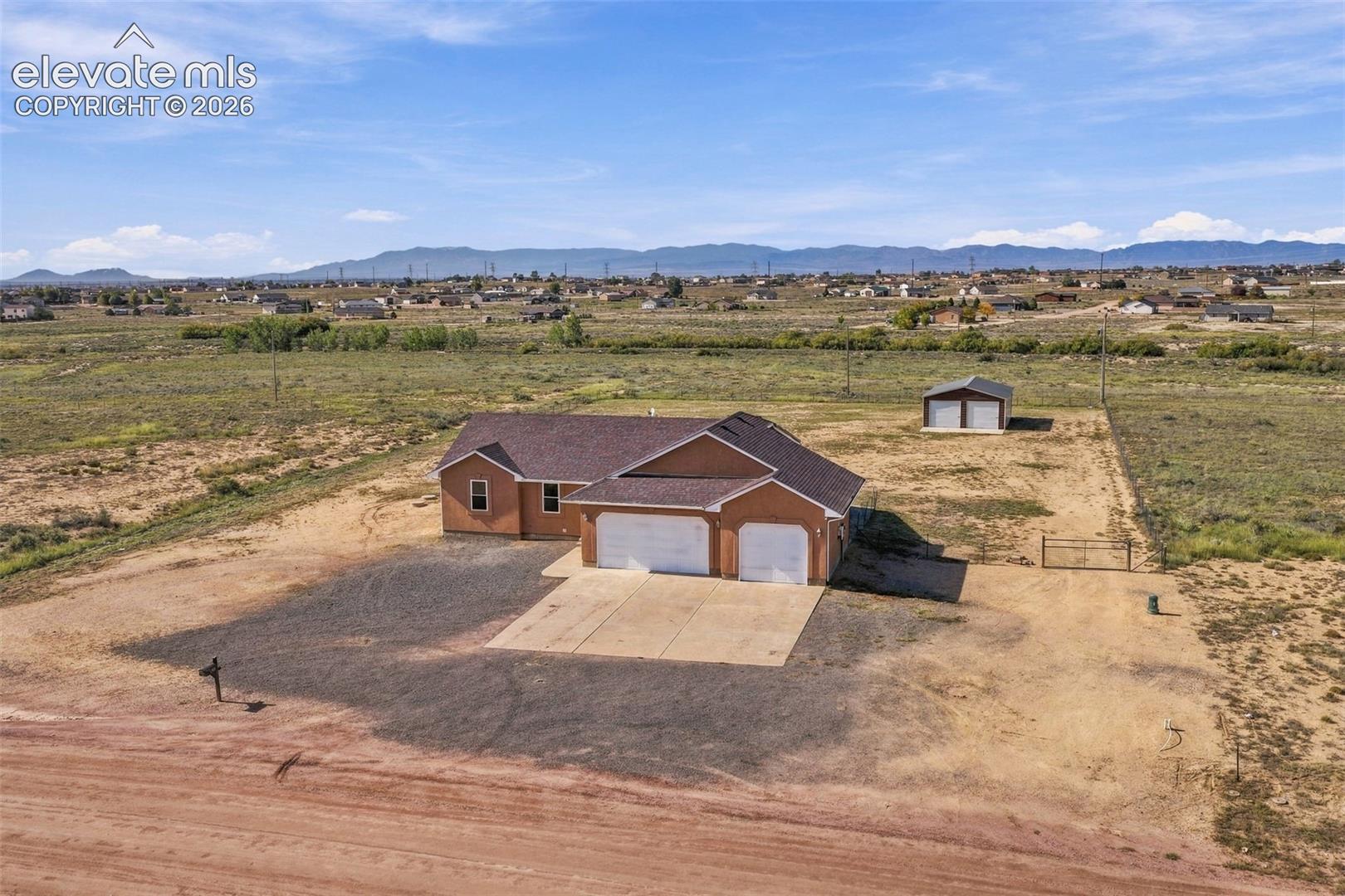 Listing photo 38 for 1385 N Challenger Drive