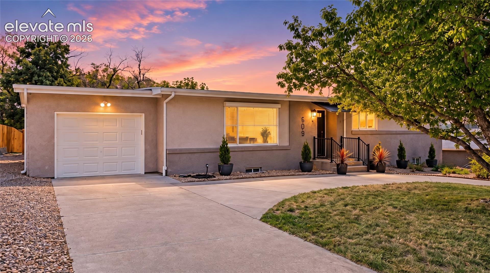 Listing photo 3 for 609 Crestridge Avenue
