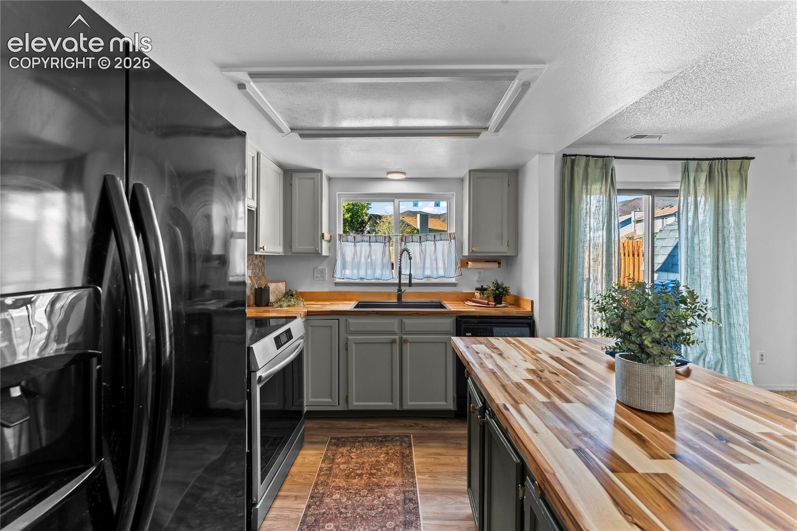 Listing photo 14 for 5870 Pemberton Way