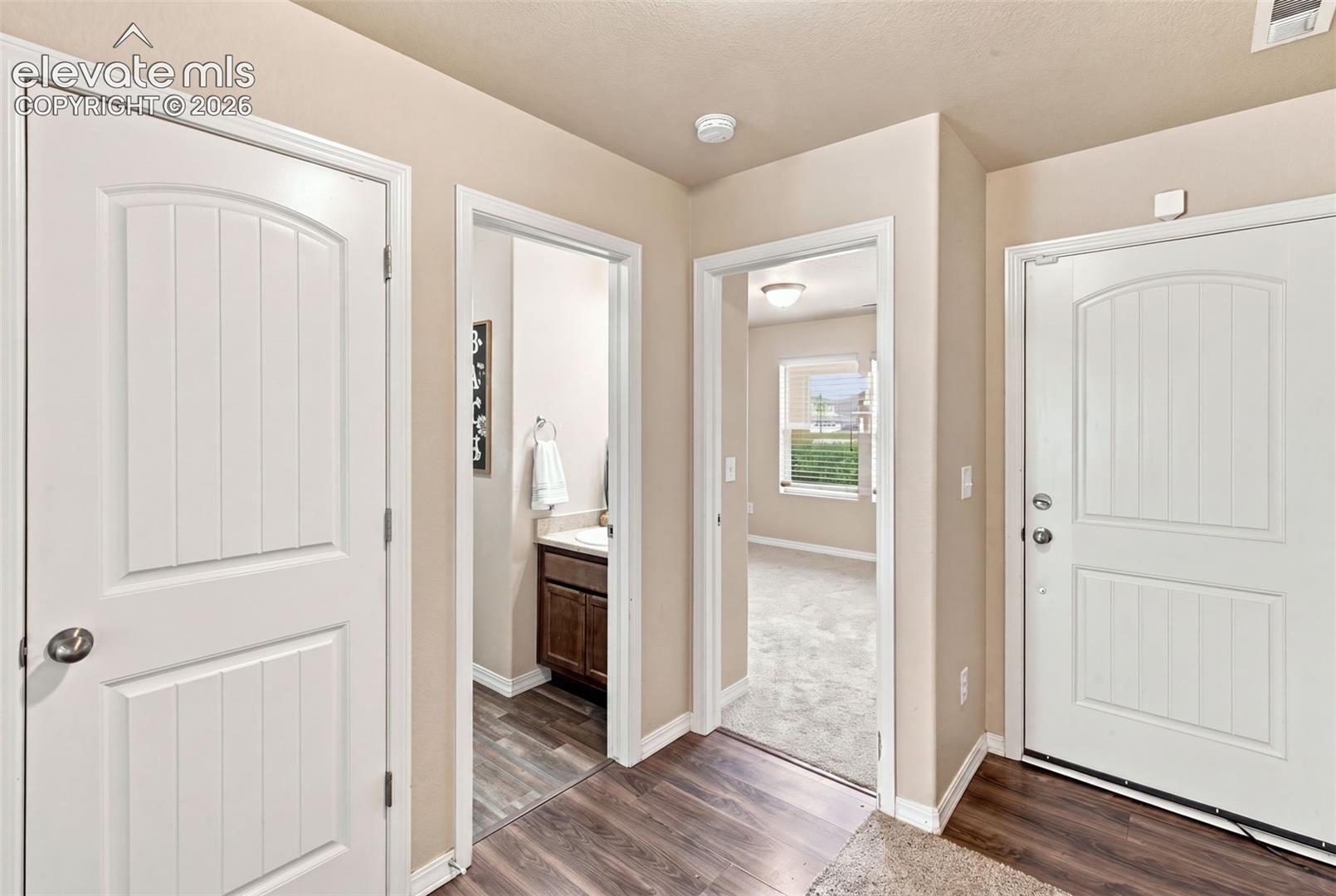 Listing photo 4 for 10864 Traders Parkway