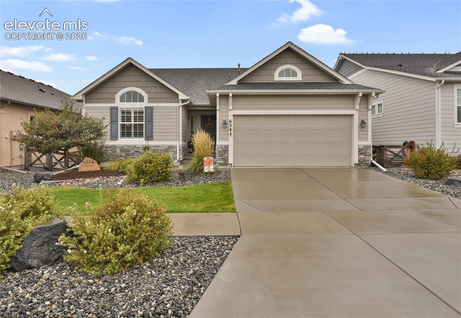 6384 Lochside View