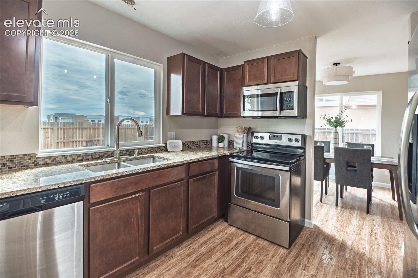 Listing photo 12 for 4325 Ramblewood Drive