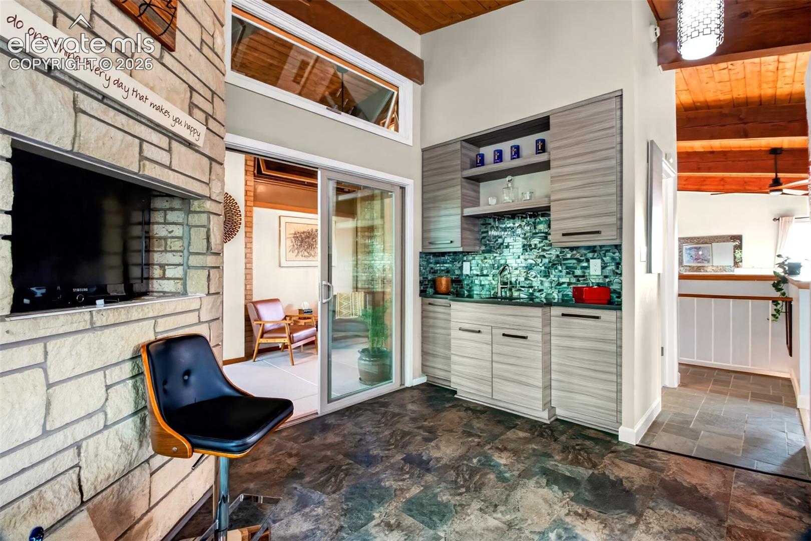 Listing photo 17 for 1224 E High Point Lane