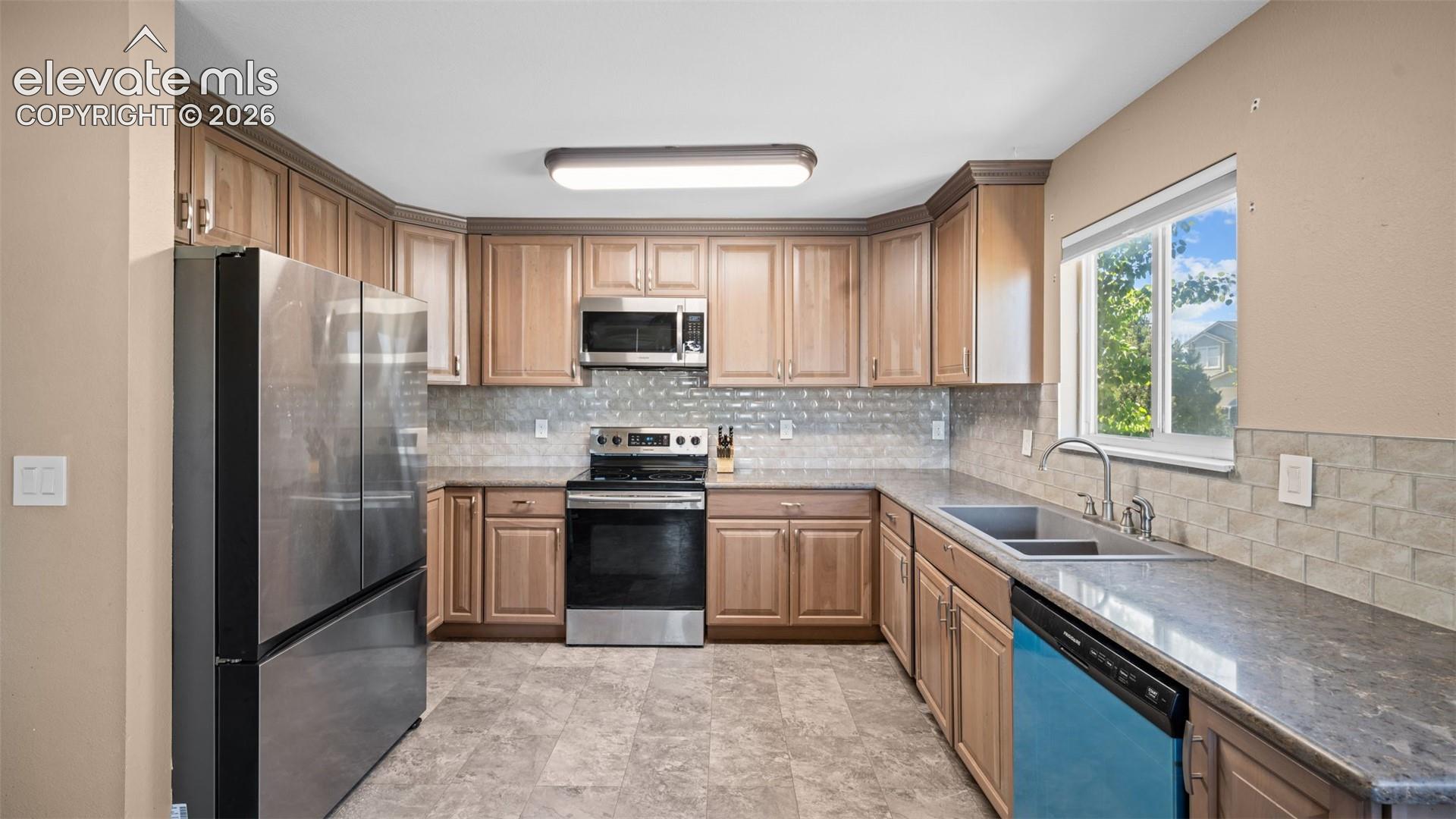 Listing photo 6 for 1180 Goodview Court