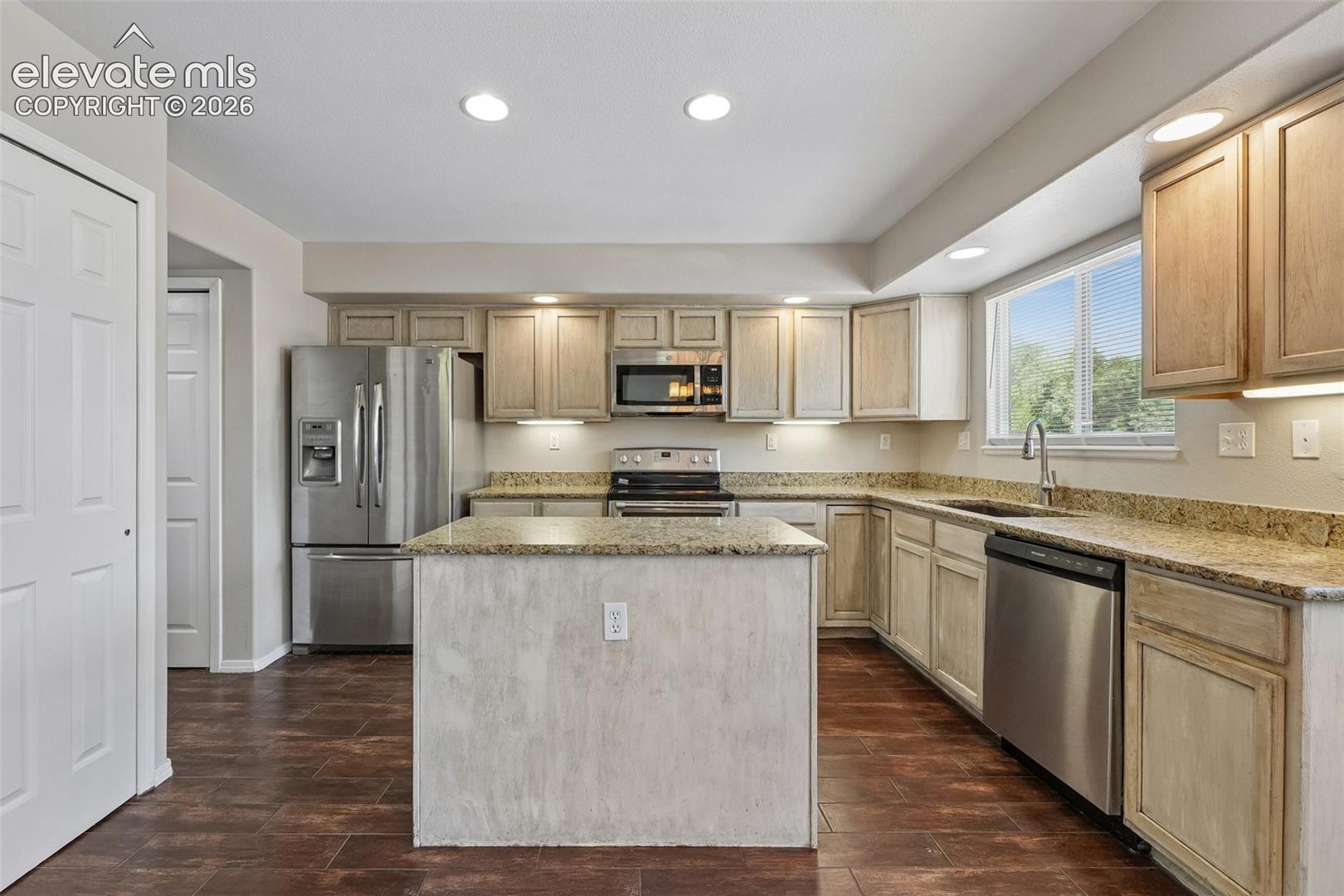 Listing photo 8 for 7174 Araia Drive
