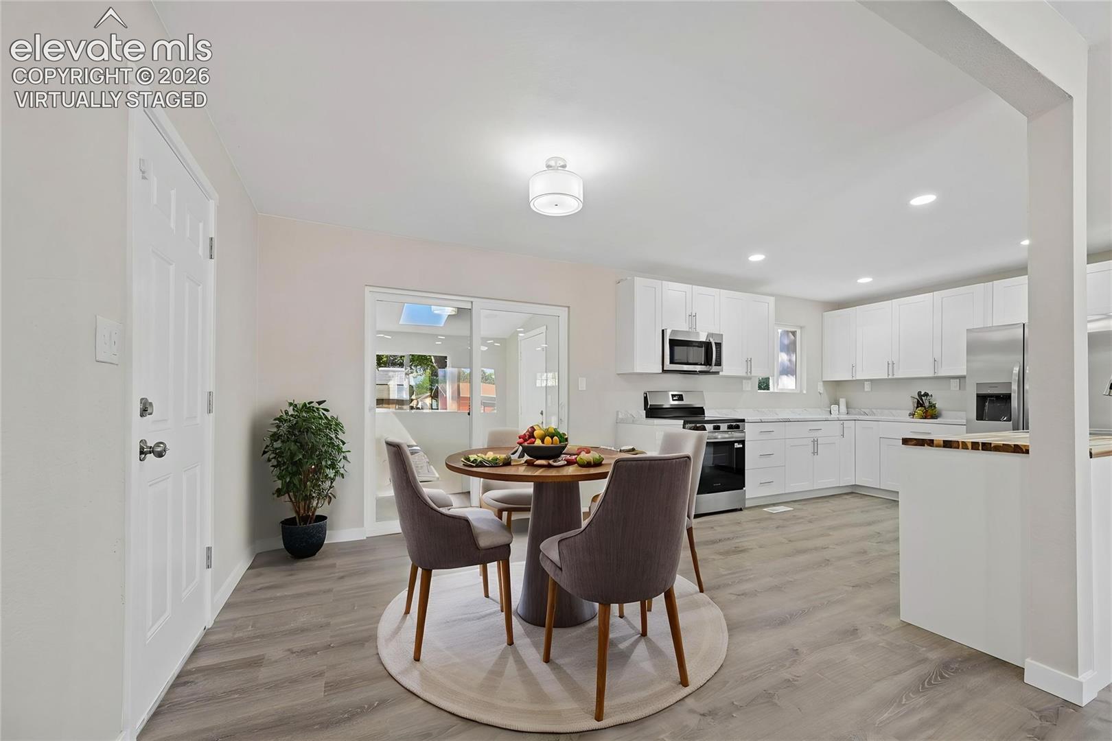 Listing photo 4 for 7313 Colonial Drive