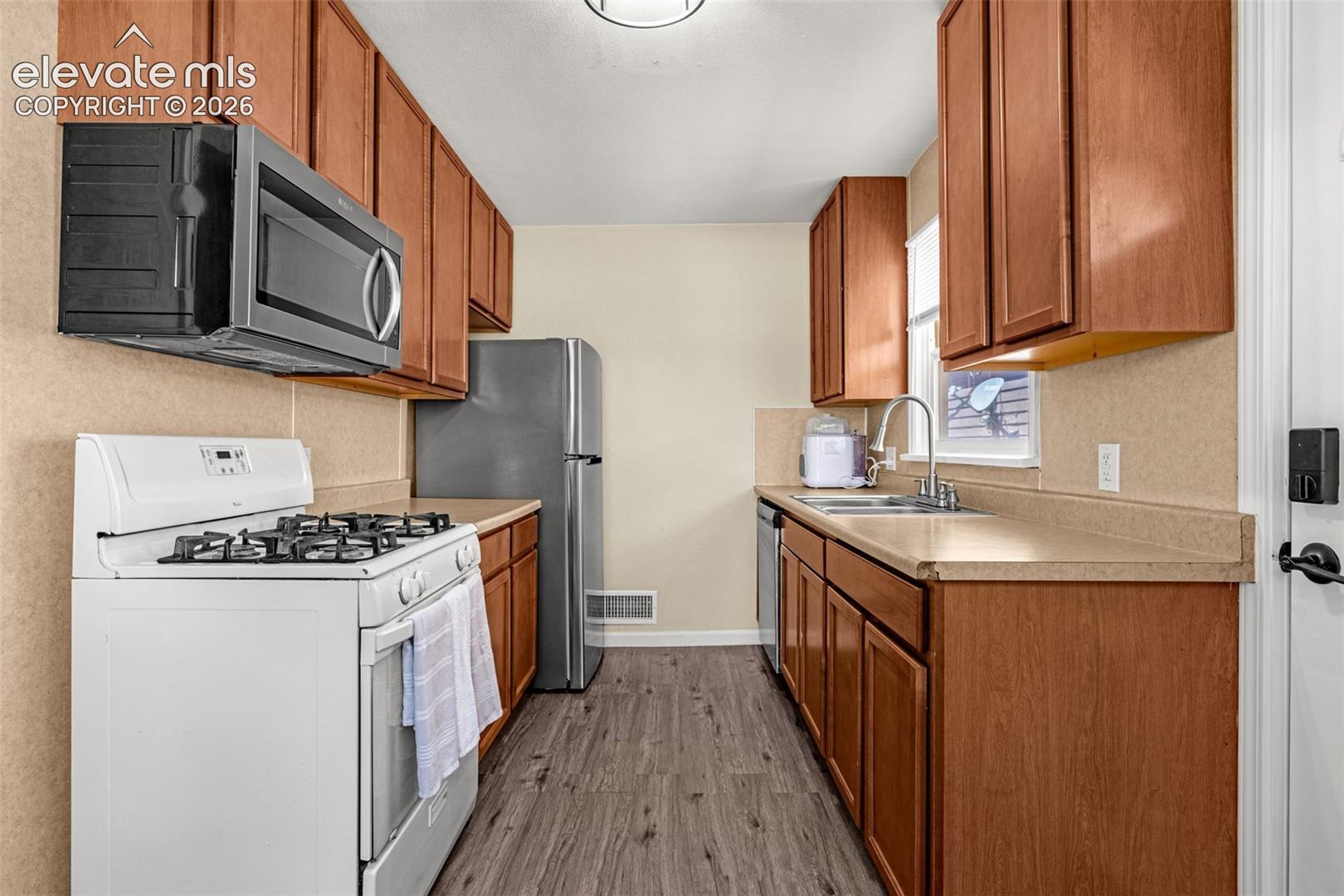 Listing photo 8 for 3023 2nd Avenue