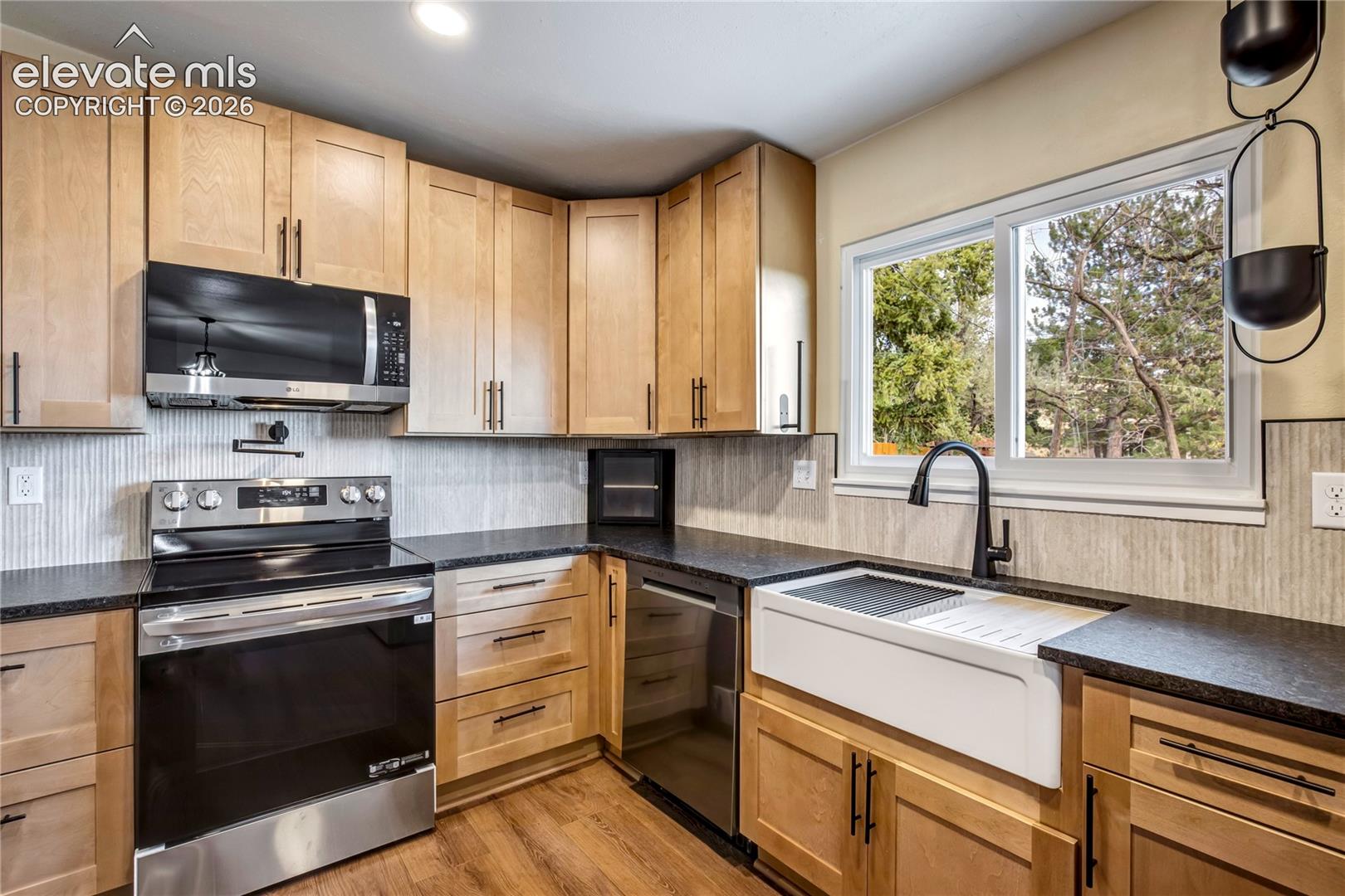 Listing photo 9 for 609 Crestridge Avenue