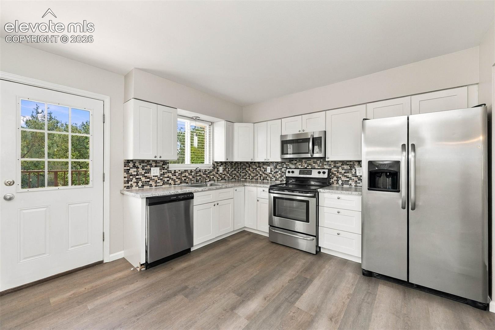 Listing photo 2 for 4937 Dewar Drive