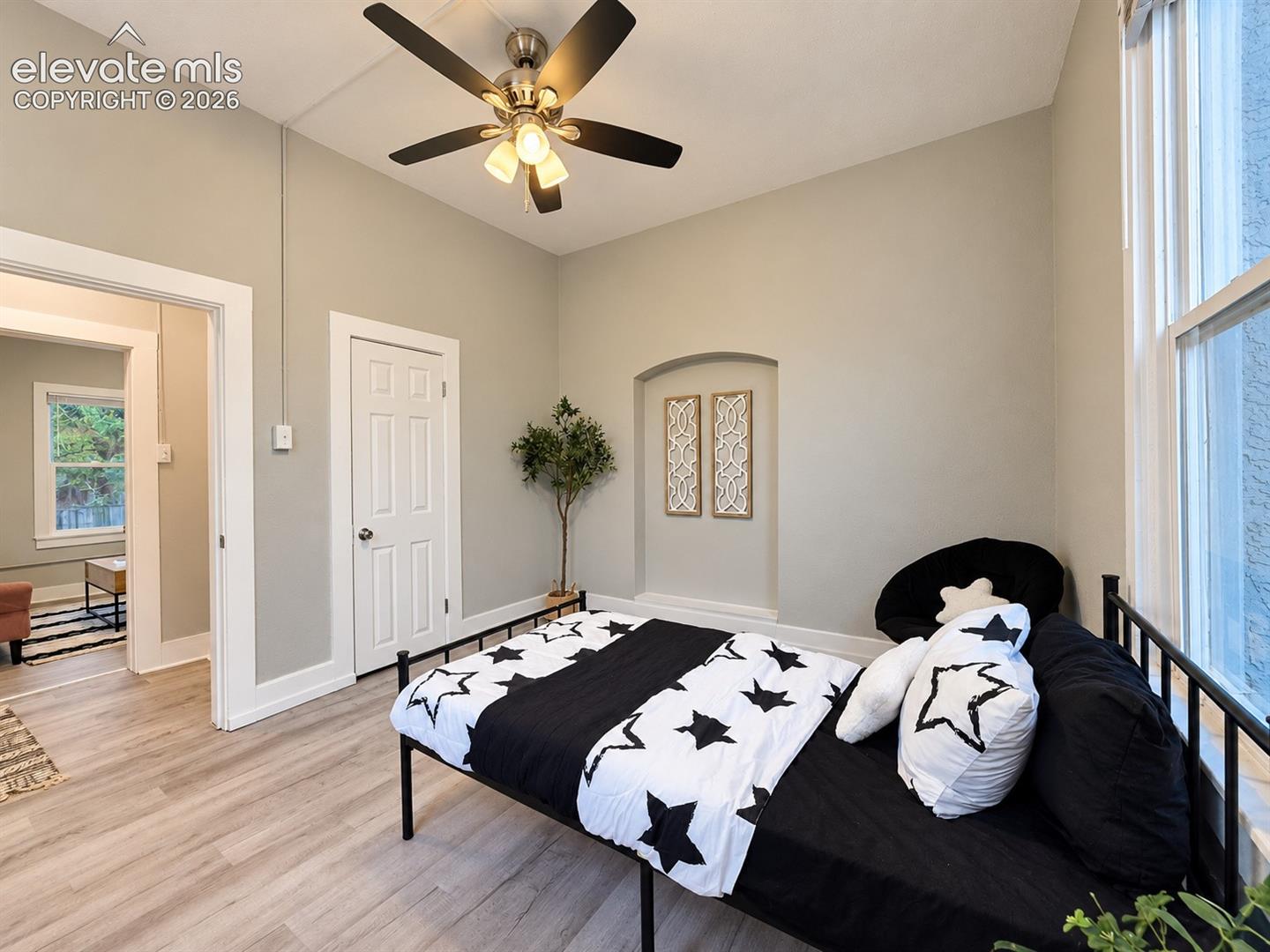 Listing photo 17 for 316 E 2nd Street