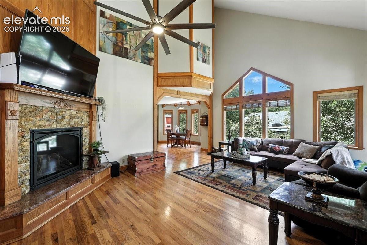 Listing photo 4 for 1975 Valley View Drive