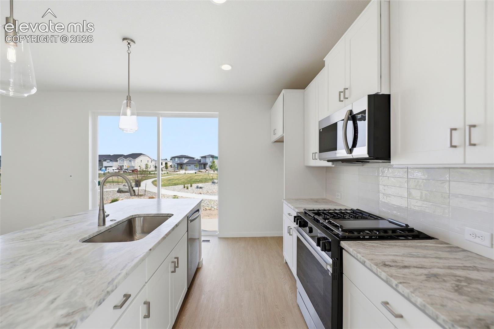 Listing photo 11 for 7968 School House Drive