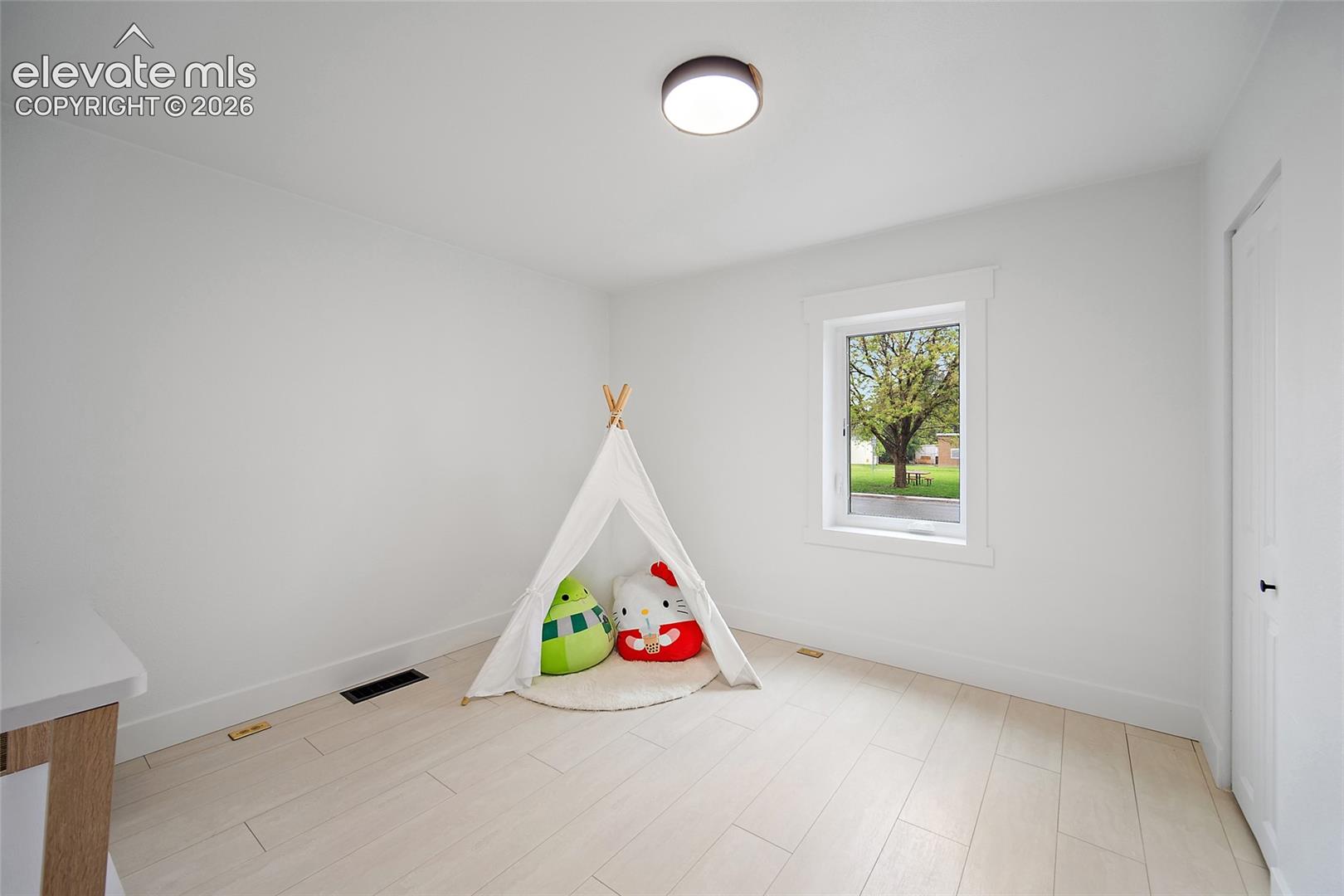 Listing photo 18 for 3630 W Walsh Place