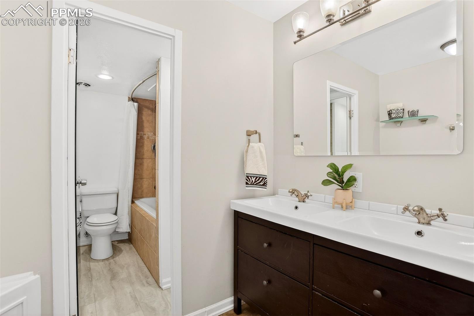 Listing photo 16 for 1111 N Ash Street 110