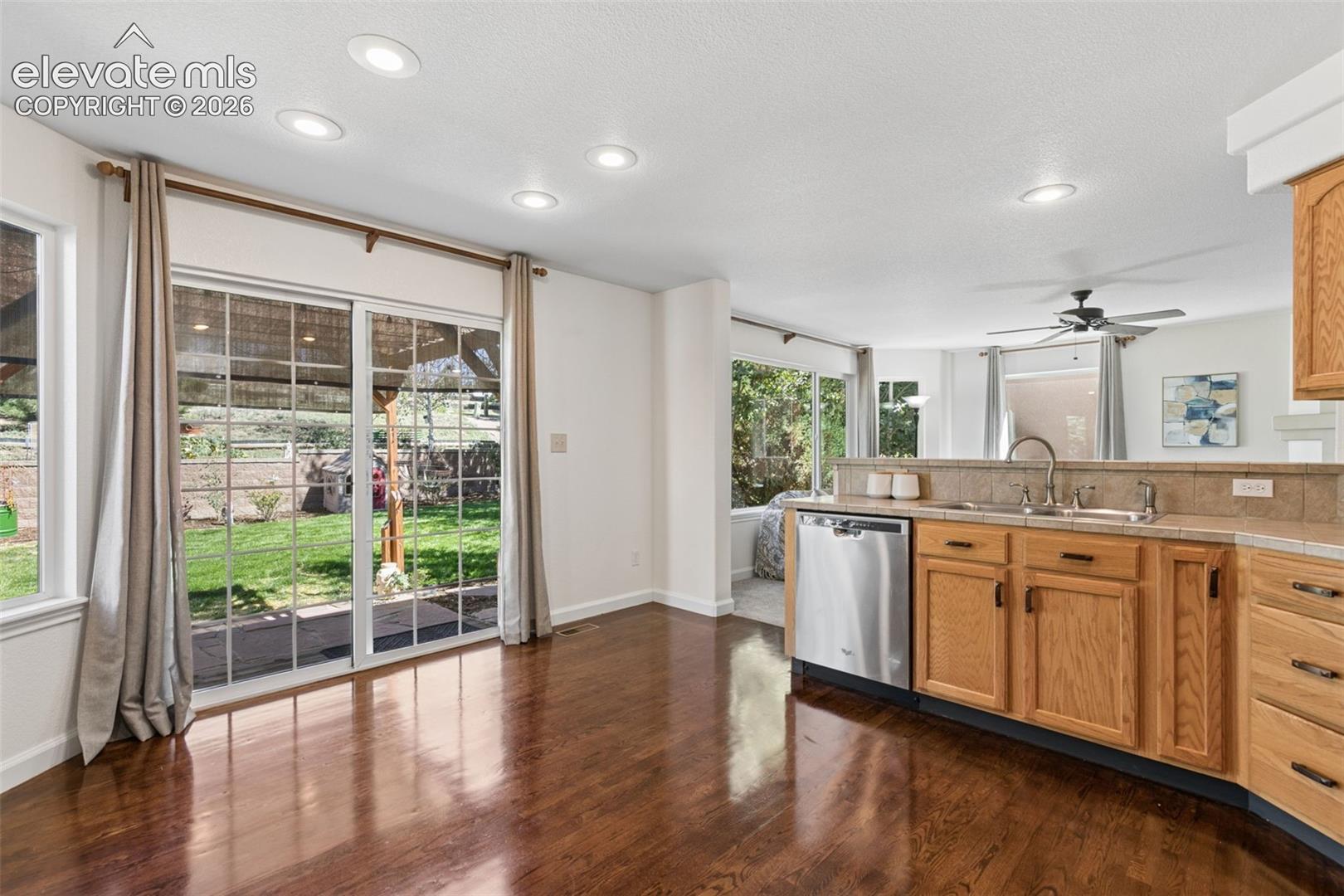 Listing photo 10 for 1622 Lookout Springs Drive