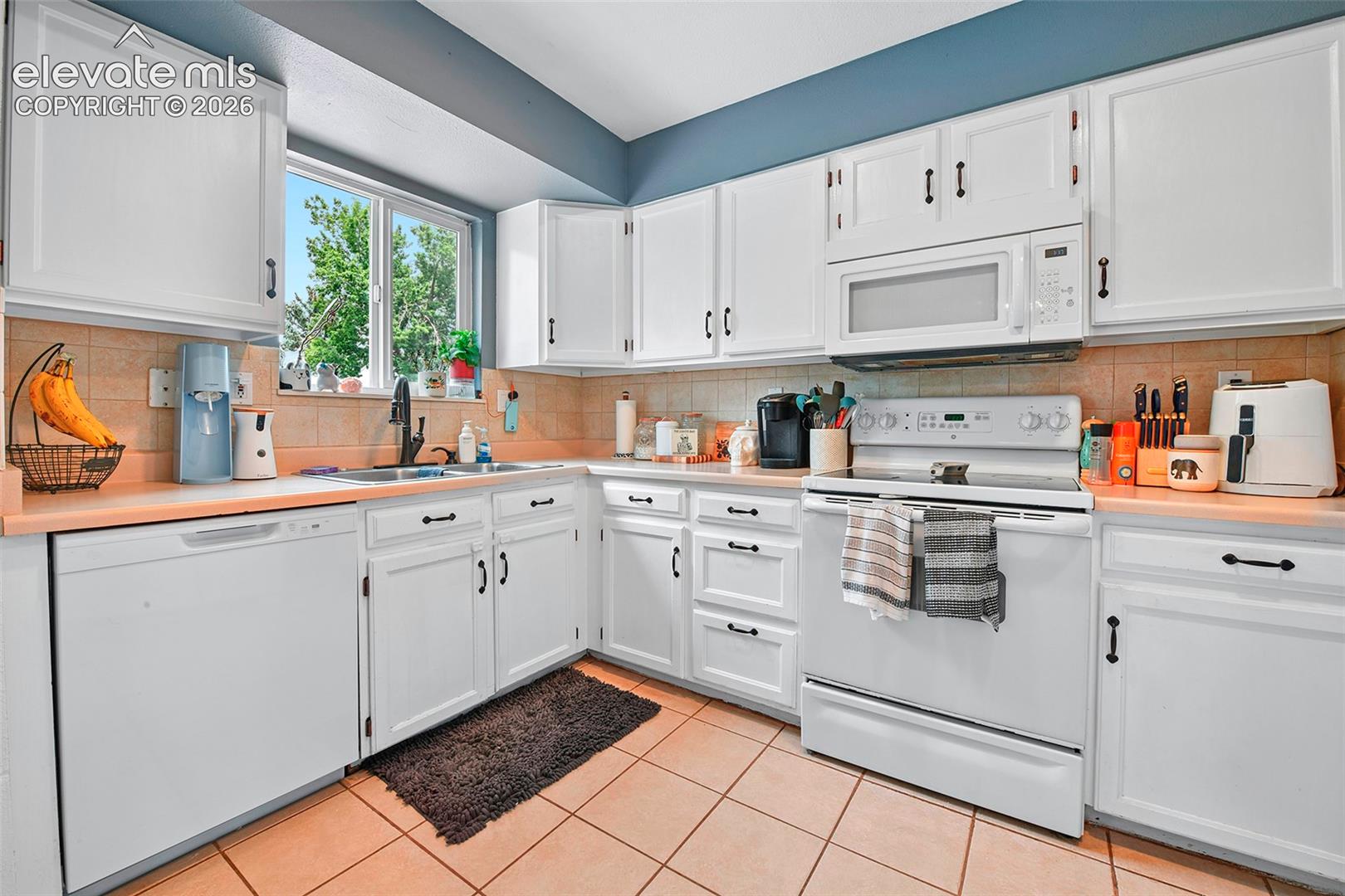 Listing photo 9 for 6830 Parkridge Court
