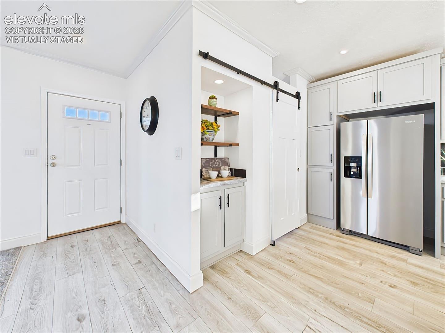 Listing photo 5 for 893 S Greenway Avenue