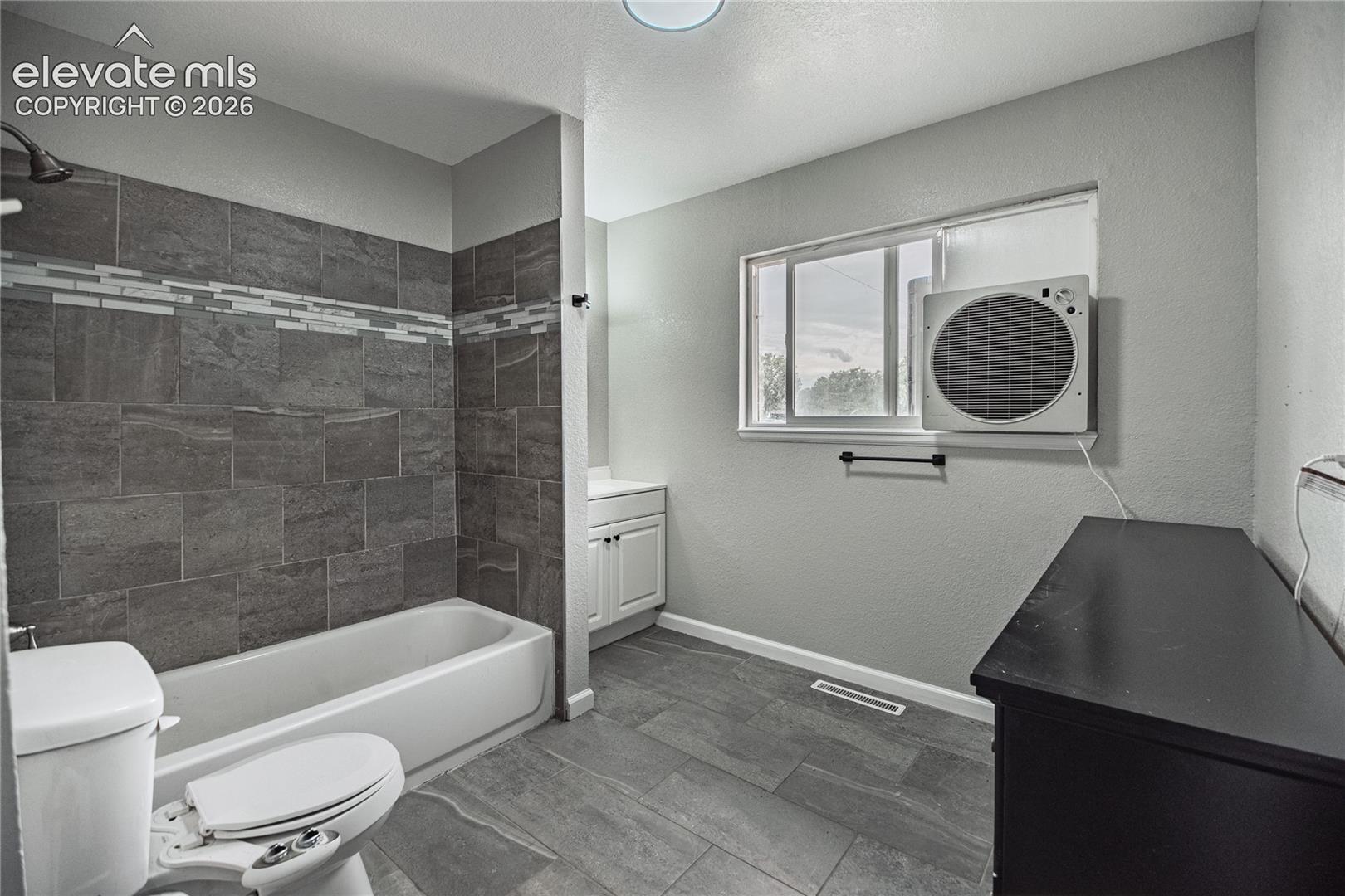 Listing photo 31 for 3816 Devonshire Lane