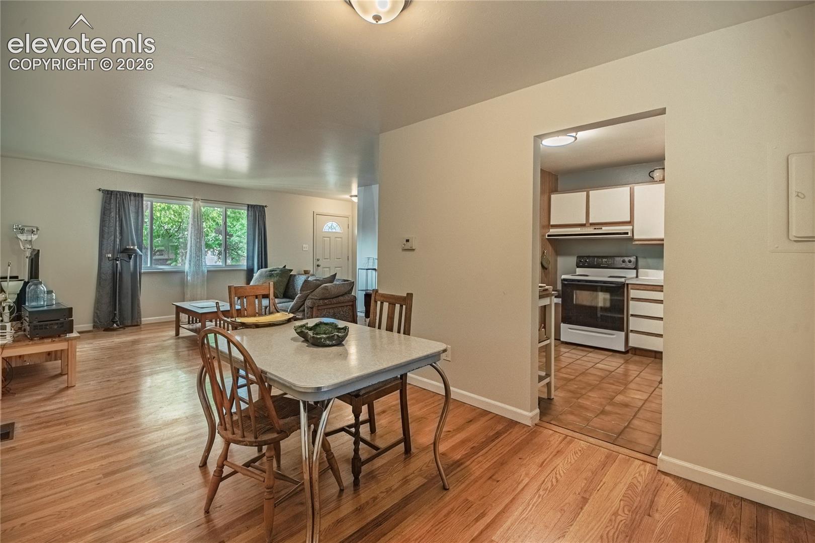 Listing photo 9 for 2512 E La Salle Street