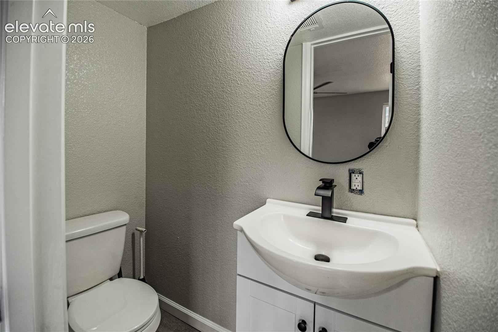 Listing photo 26 for 3816 Devonshire Lane