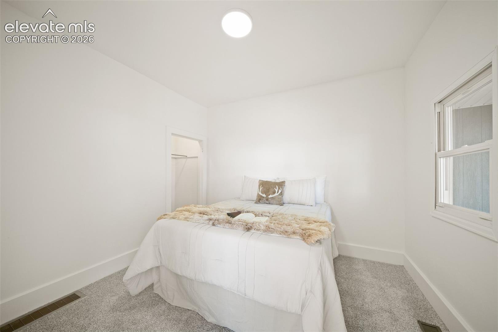 Listing photo 11 for 405 E Eaton Avenue